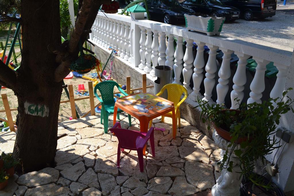 Apartmani Jenny I Tania Lopar Exterior photo